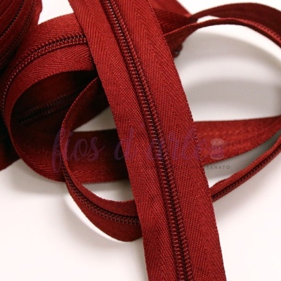 Fecho éclair vermelho em tecido com dentes plásticos