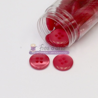 Frasco com botões vermelhos redondos e com quatro furos