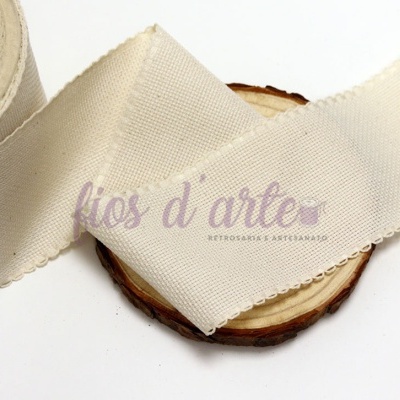 Fita de tecido cru com base de madeira