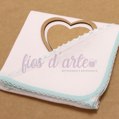 Fralda para bebé com fita de cetim para bordar ponto cruz