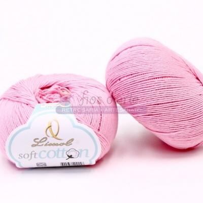 Dois novelos de lã cor-de-rosa claro com etiqueta