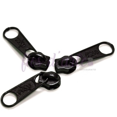 Três puxadores de zíper pretos em metal com símbolo gravado