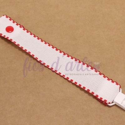 Prende-chupeta com fita em quadrilé para bordar ponto cruz #5 (Fios d'arte)