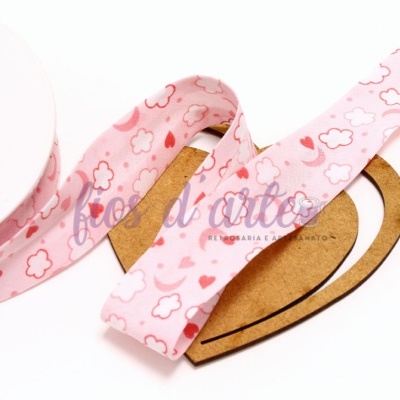 Fita de tecido cor-de-rosa com padrão de nuvens e corações