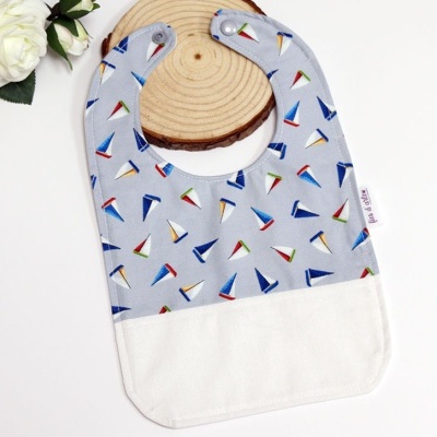 Babete com turco plastificado - barquinhos (Fios d'arte)