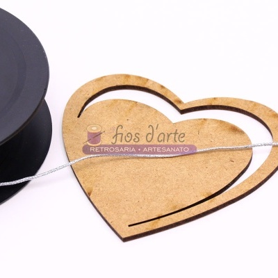 Carretel preto com fio metálico e suporte de madeira em forma de coração com logo da marca
