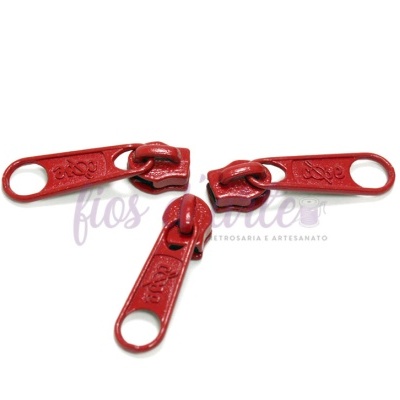 Três pegas de fecho éclair vermelhas em fundo branco