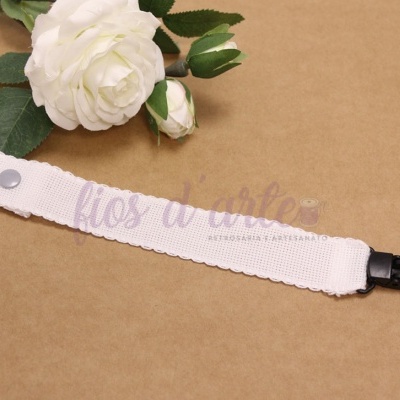 Prende-chupeta com fita em quadrilé para bordar ponto cruz #1 (Fios d'arte)