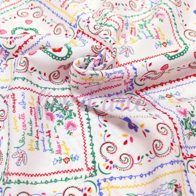 tecido branco de algodão com padrão colorido estampado com flores e texto em francês