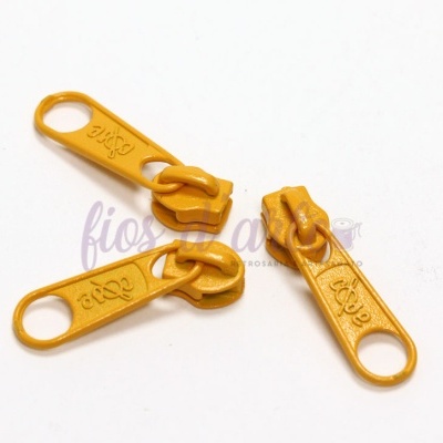 Três puxadores de zíper amarelos alaranjados com argola e marca 'Edpa'