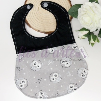Babete de bebé com padrão de corujas cinzentas e botão preto