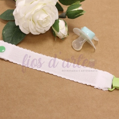 Prende-chupeta com fita em quadrilé para bordar ponto cruz #1 (Fios d'arte)