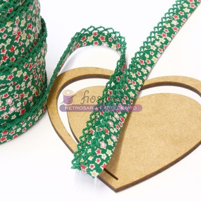 Fita decorativa verde com estrelas vermelhas e brancas sobre figura de coração de madeira