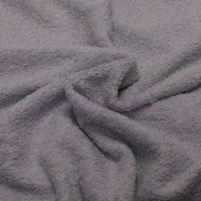 Tecido felpudo cinzento com textura macia e dobras