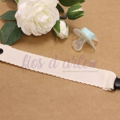 Prende-chupeta com fita em quadrilé para bordar ponto cruz #3 (Fios d'arte)