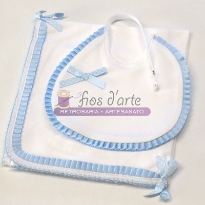 Dois babetes brancos com bordas azuis e laços azuis, um quadrado e outro redondo, sobre fundo branco com texto promocional ao centro.