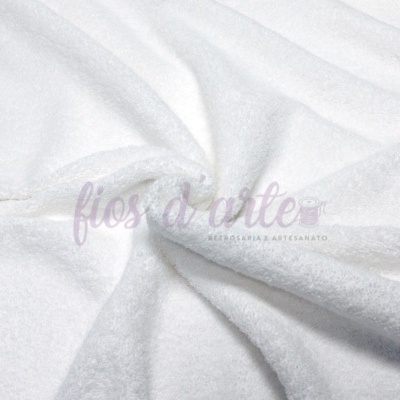 Tecido branco felpudo com textura aveludada e texto translúcido sobreposto