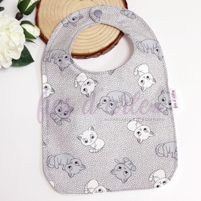 Babete com turco plastificado - gatinhos (Fios d'arte) Babete com turco plastificado - gatinhos (Fios d'arte)