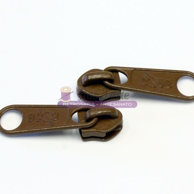 Dois puxadores metálicos castanhos escuros com 'okco' gravado, sobre fundo branco