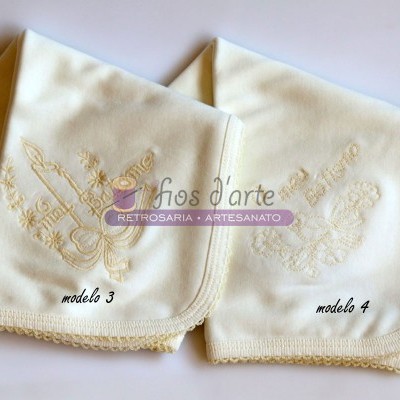 Dois panos brancos bordados com crochê nas bordas e textos modelo 3 e modelo 4