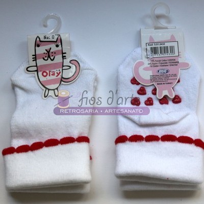 Par de meias brancas com detalhes vermelhos e etiquetas de gato