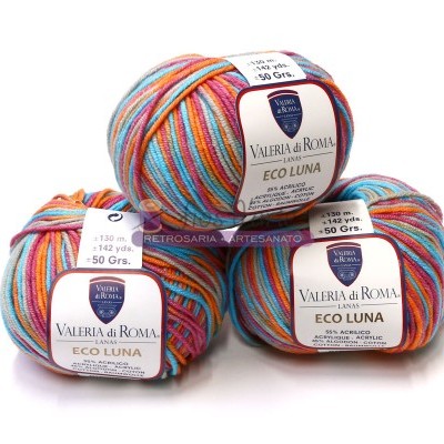 Três novelos de lã multicolorida Valeria di Roma Eco Luna com etiquetas brancas e roxas