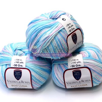 Três novelos de lã multicolorida Valeria di Roma ECO LUNA em tons pastel empilhados sobre fundo branco.