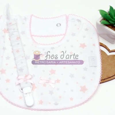 Conjunto Babete e prende-chupeta estrelinhas e lacinho