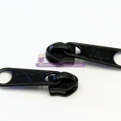 Dois puxadores de fecho éclair pretos com anéis circulares