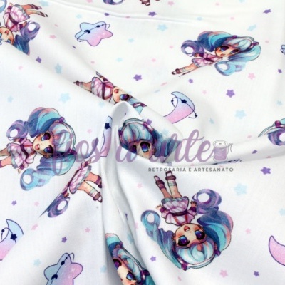 Tecido branco estampado com personagens de desenho animado e elementos celestiais