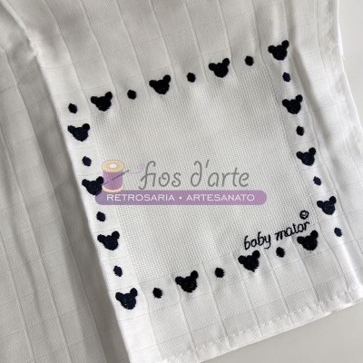 Toalha branca com bordado de cabeças de rato pretas e texto 'baby maior'