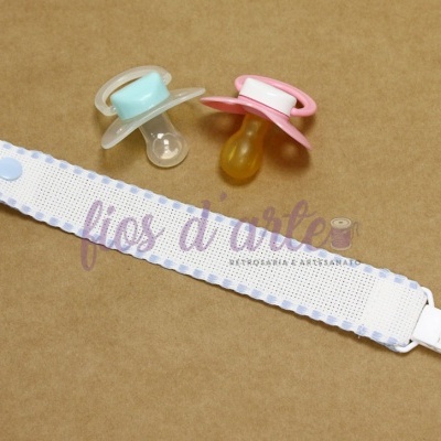 Dois chuchas de silicone azul e rosa com porta-chucha branco e azul