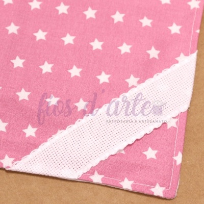 Tecido rosa com estrelas brancas e renda branca num canto