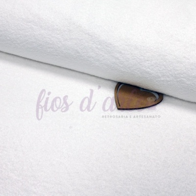 Pano de microfibra branco dobrado com logótipo visível por baixo