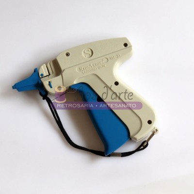 Pistola de etiquetar bege e azul com texto em relevo