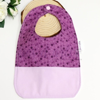 Babete com turco plastificado - florzinhas (Fios d'arte) Babete com turco plastificado - florzinhas (Fios d'arte)