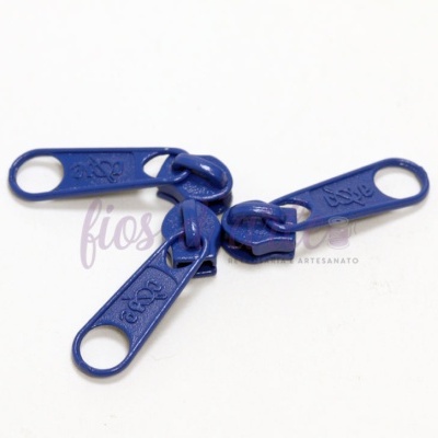 Três puxadores de fecho éclair metálicos azuis escuros em fundo branco