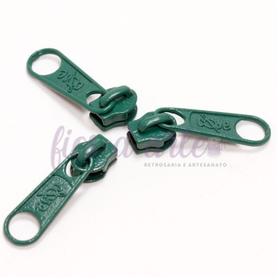 Três cursores de fecho éclair verde escuro sobre fundo branco.