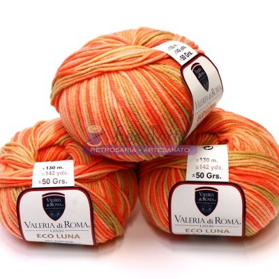 Três novelos de lã multicolorida em tons de laranja e amarelo com etiquetas da marca Valeria di Roma