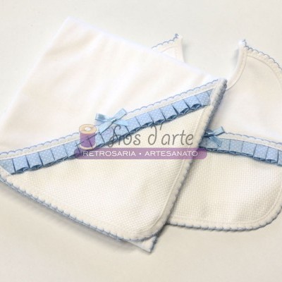 Conjunto de babete e pano de boca branco com detalhes em azul