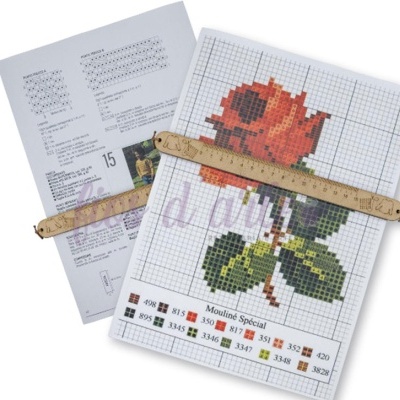 Padrão de ponto cruz floral com régua sobre papel quadriculado