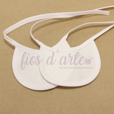 Babete branco em tecido com trama para bordado