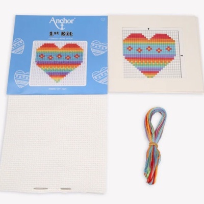 Kit Anchor de ponto cruz com coração colorido, tecido branco e fios multicoloridos