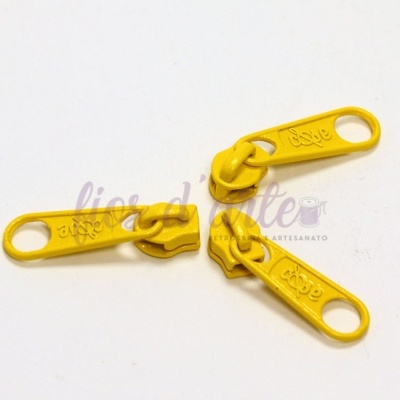 Três puxadores de zíper amarelos com o texto 'poste'