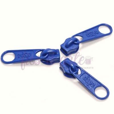 Três puxadores de fecho éclair azuis com inscrição BAGO