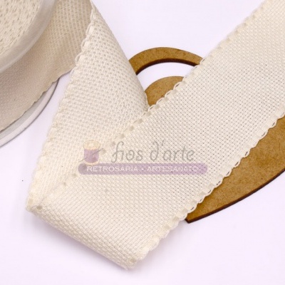 Fita de tecido bege com bordas decorativas e base em cartão em forma de coração.