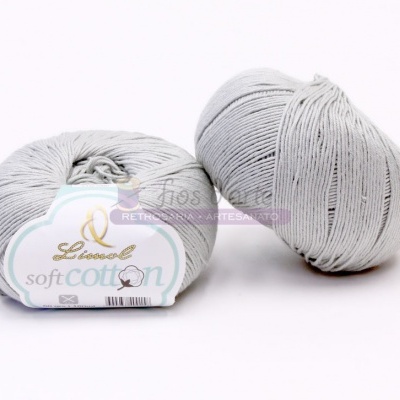 Dois novelos de fio cinzento claro com etiqueta Lanasol soft Cotton