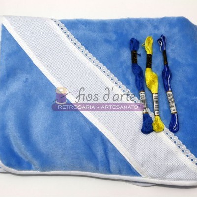 Manta azul com faixa branca e linhas de bordado coloridas