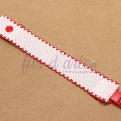 Prende-chupeta com fita em quadrilé para bordar ponto cruz #5 (Fios d'arte)