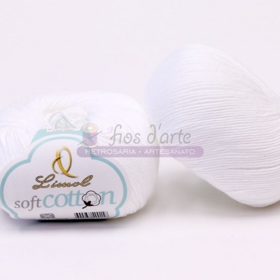 Meadas de fio branco de algodão com rótulo Lincorol soft COTTON